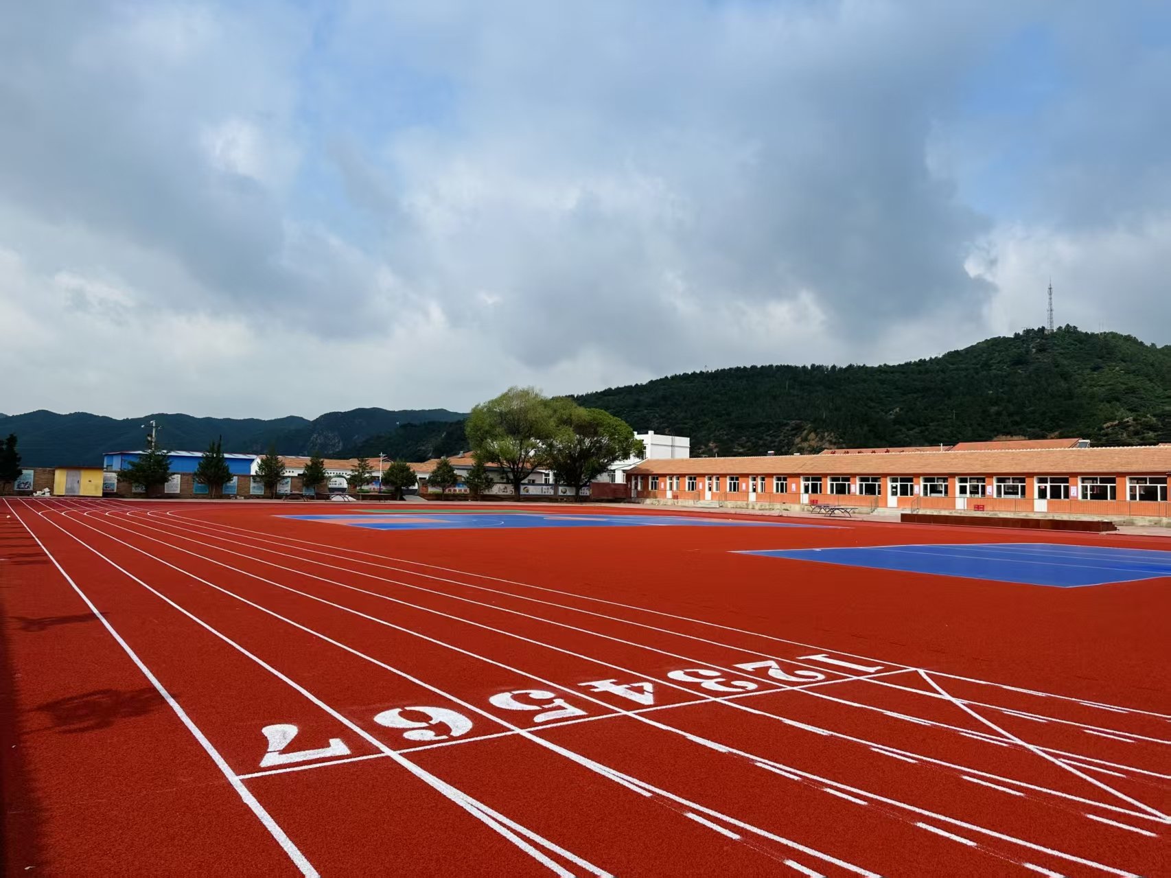 六安市自结纹塑胶跑道硅PU球场 - 厂家